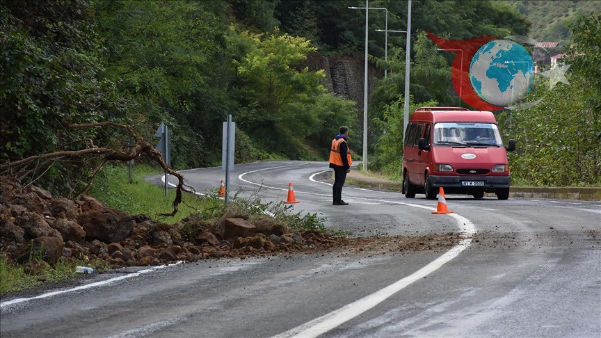 Trabzon'da Şiddetli Yağış Sonrası Sera Gölü Yolu Tek Şeride Düştü