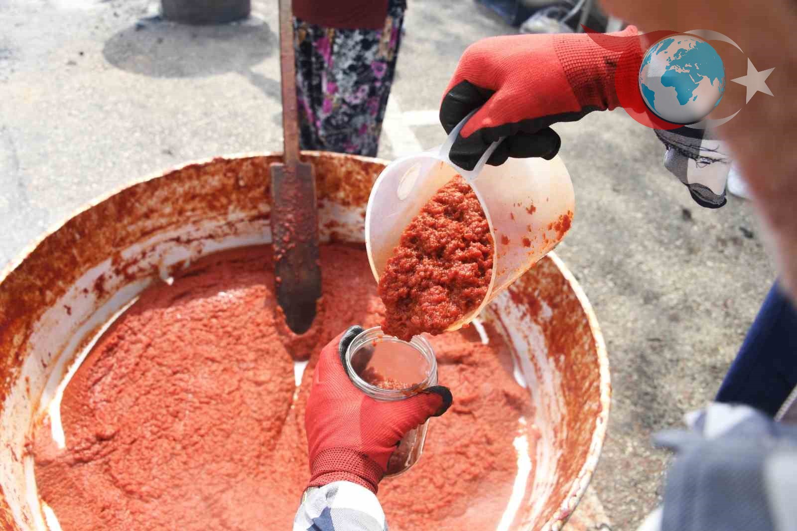 Osmangazi'den İhtiyaç Sahiplerine İmece Usulü Salça Desteği