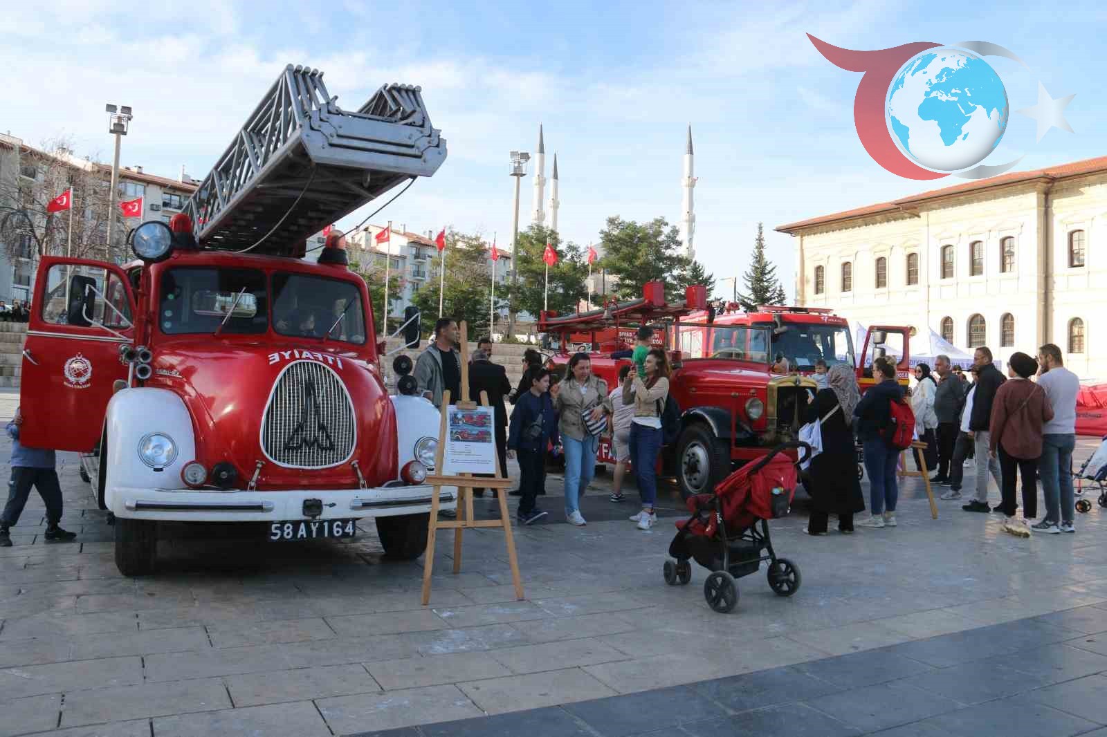 Sivas'ta Tarihi İtfaiye Araçları Sergisi Büyük İlgi Görüyor