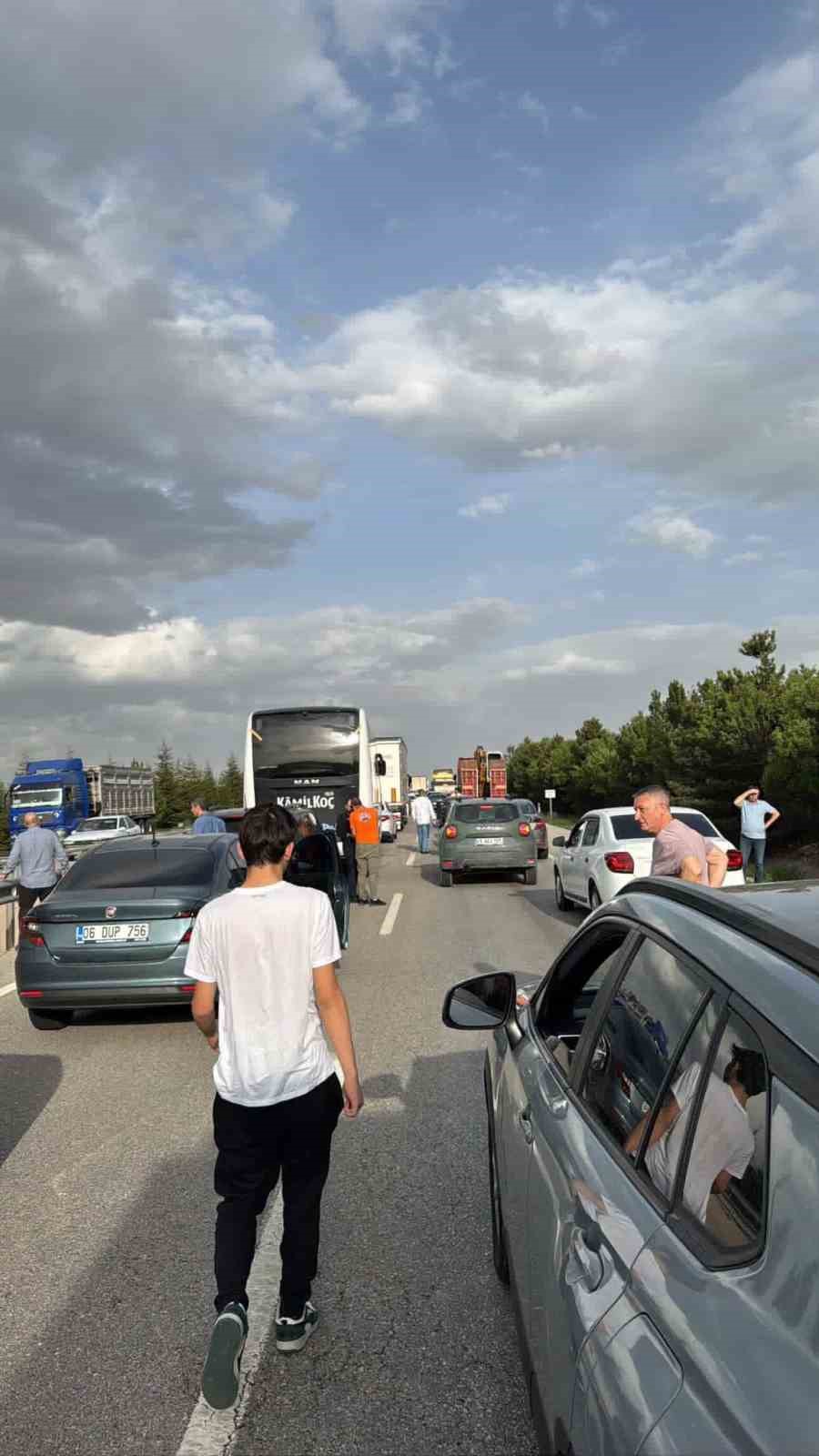 Ankara’da seyir halindeki tır devrildi: 1 yaralı