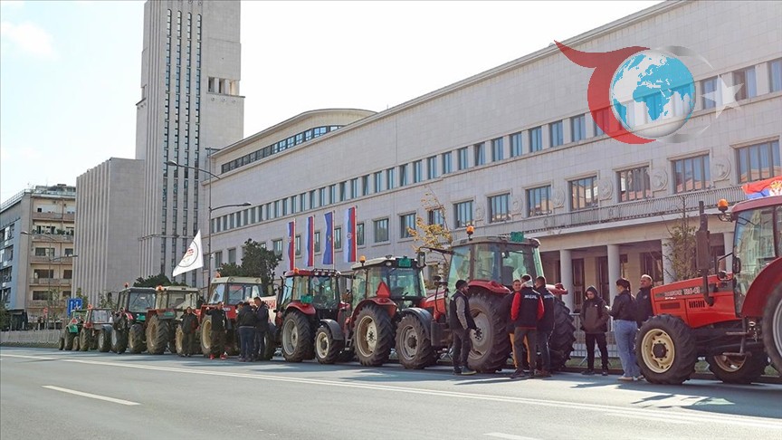Çiftçilerden Novi Sad'da Hükümete Traktörlü Protesto