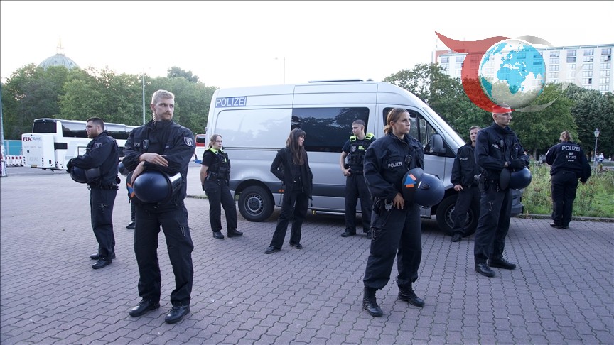 Berlin'de Gerilim: Gösteride Milletvekili ve Polis Arasında Yaşanan Olaylar