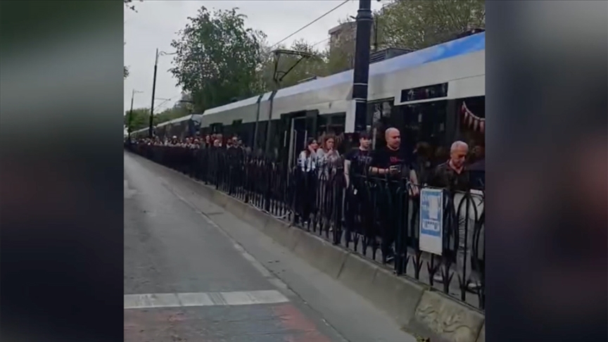 Fatih'te arızalanan tramvaydan inen yolcuların raylarda yürümesi kamerada