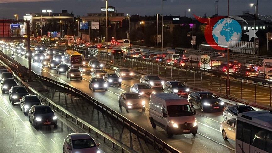 İstanbul'da Akşam Trafiği: Kilometrelerce Araç Kuyruğu